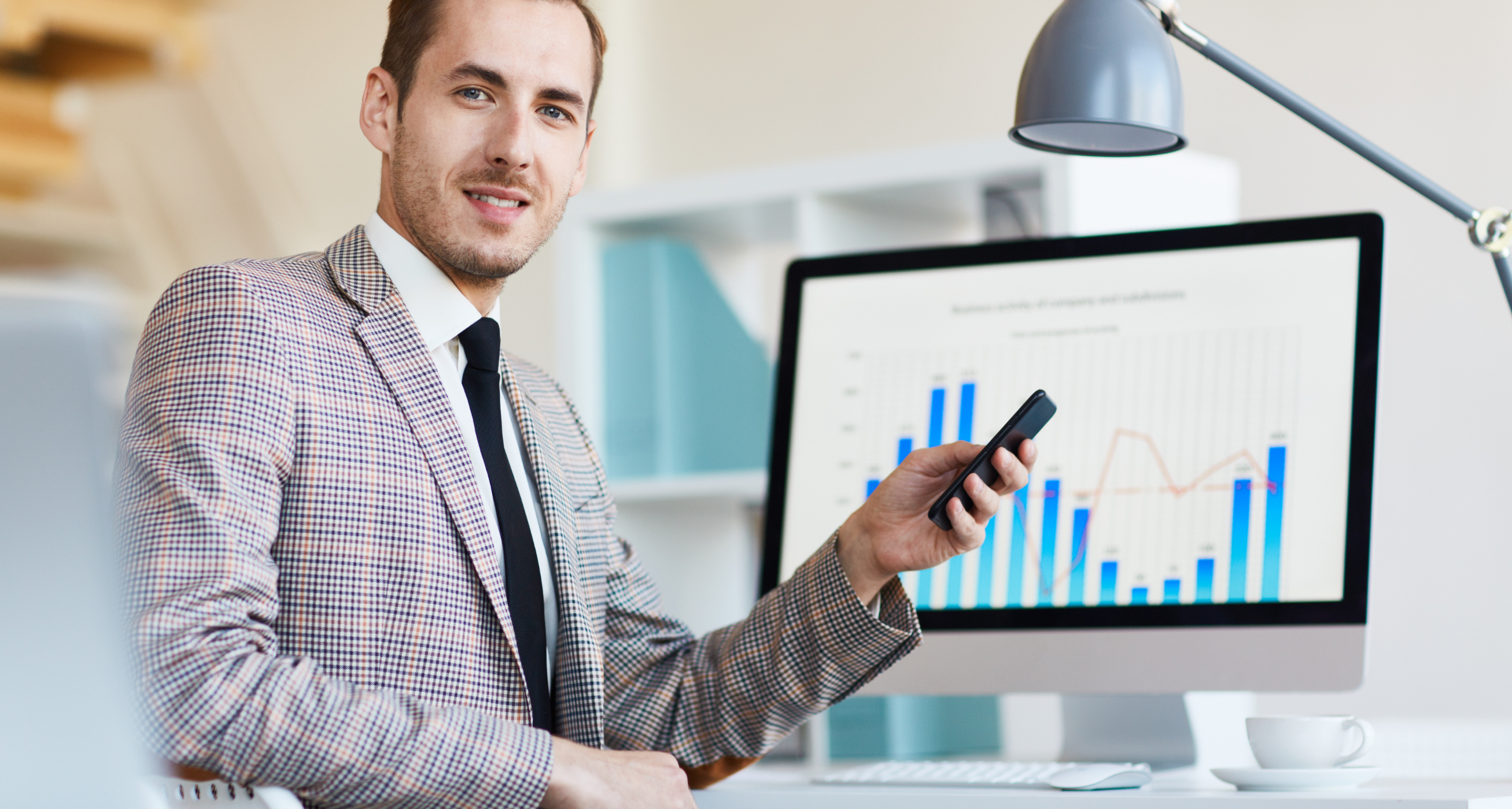 Líder empresarial aplicando neurociencia para los negocios en la toma de decisiones estratégicas