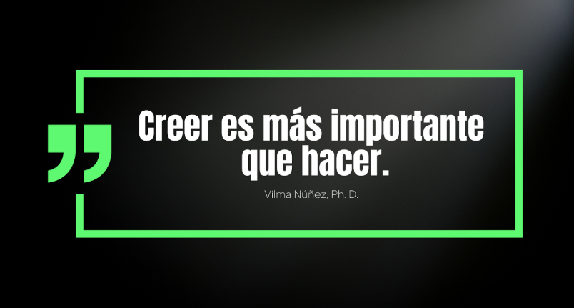 Imagen que representa el concepto de transformar la mentalidad para alcanzar los sueños, con un enfoque en la importancia de creer antes de actuar. Incluye un texto inspirador de Virna Nóñez, Ph.D., sobre la construcción de una mentalidad de abundancia